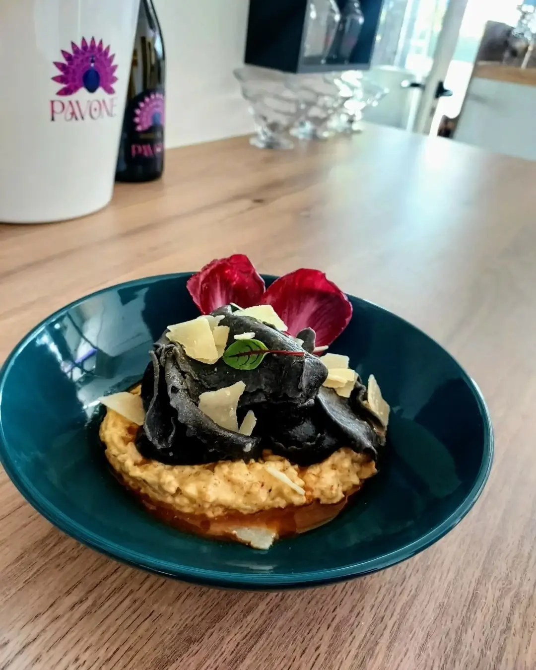 Ravioles de saumon à l'encre de seiche - Brasserie El Bocadillo - Béziers